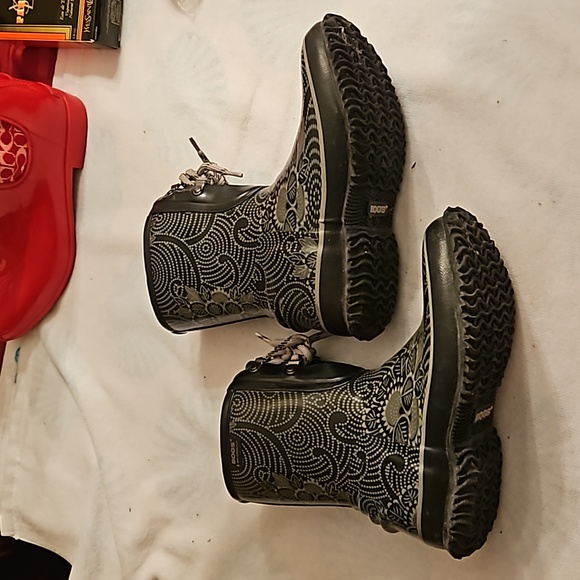 GUC Bogs Size 6 rain boots - Picture 2 of 5